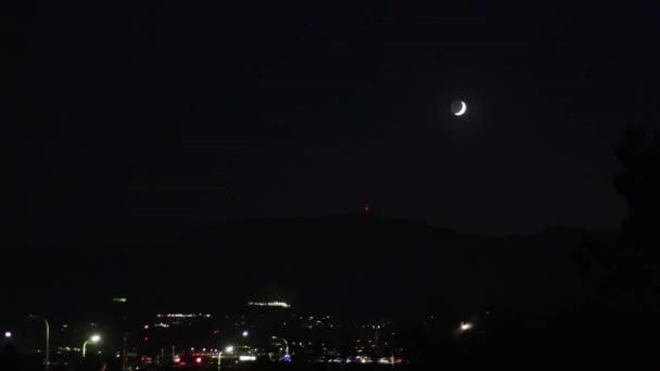 落日后不久 新月形的月亮在山上落下的时间间隔 — 图库视频影像