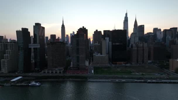 Een Luchtfoto Van Manhattan Vanaf East River Bij Zonsondergang Tijdens — Stockvideo