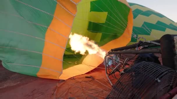 Plamen Hořáku Nafukuje Horkovzdušný Balón Připravuje Startu Sedona — Stock video