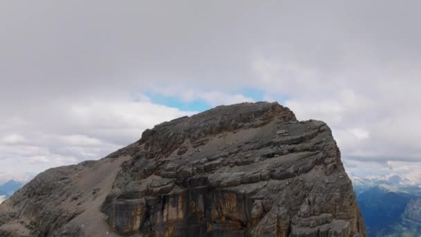Pico Montaña Cubierto Niebla Sobrevuelo Aéreo Dolomitas Italianas Durante Día — Vídeos de Stock