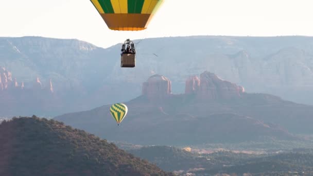 Horkovzdušný Balón Sestupuje Cathedral Rock Pozadí Sedona Arizona — Stock video