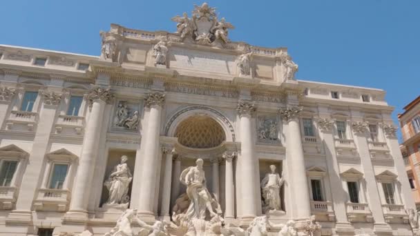 Roma Şehir Merkezindeki Ikonik Trevi Çeşmesini Heybetli Mermer Oymalı Çeşmeyi — Stok video