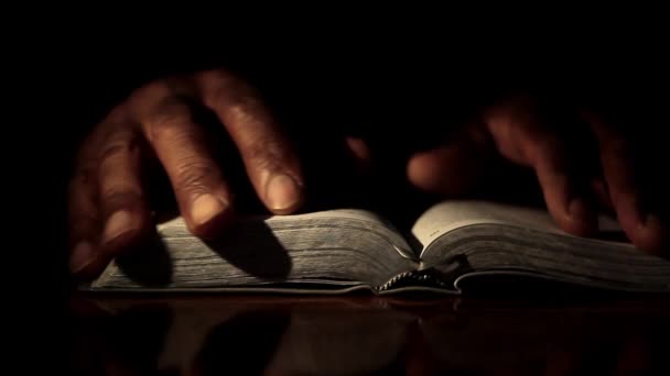 Προσεύχεται Στο Θεό Χέρι Στο Μαύρο Φόντο Της Βίβλου Τους — Αρχείο Βίντεο