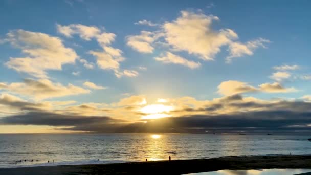 Παραλία Καρκαβέλος Βλέπει Μια Τεράστια Ανατολή Του Ηλίου Διάθεση Σιλουέτα — Αρχείο Βίντεο
