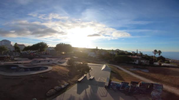 鸟巢滑板公园的空中景观 可以看到日出 背景上有一些云彩和灿烂的阳光 无人驾驶的镜头 — 图库视频影像