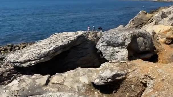 Närbild Spinnfiske Familj Havet Med Några Stenar Vid Soluppgången Cascais — Stockvideo