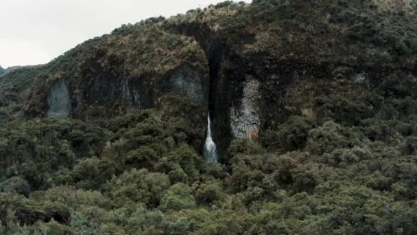 Volar Hacia Cascada Montaña Senderismo Reserva Ecológica Cayambe Coca Ecuador — Vídeo de stock