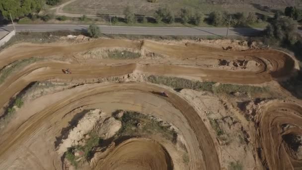 Motocross Αναβάτες Άλμα Μερικά Άλματα Πίσω Από Drone Πυροβόλησε Πετούν — Αρχείο Βίντεο