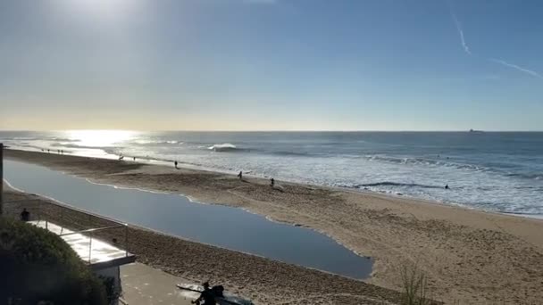 日出期间在葡萄牙海滩上拍下的滚滚海浪无人驾驶镜头 Carcavelos — 图库视频影像