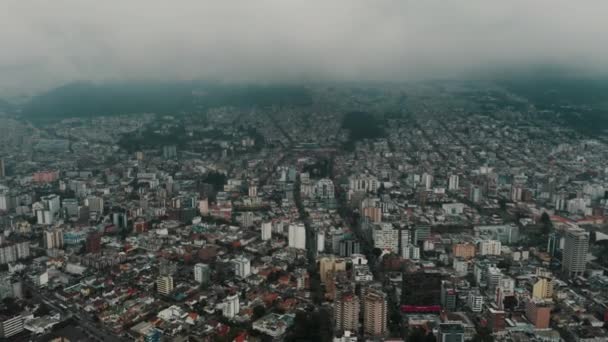 Flygfoto Panoramautsikt Över Befolkad Stadsbild Quito Mot Dimmig Himmel Ecuador — Stockvideo