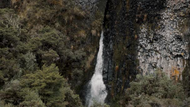 Vulkaniska Bergen Med Kaskader Parque Nacional Cayambe Coca Papallacta Ecuador — Stockvideo