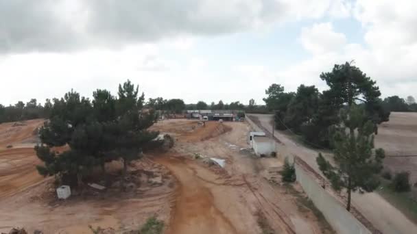 Silueta Záběru Motokrosového Závodníka Skákajícího Nad Oblohou Zpomalený Pohyb — Stock video