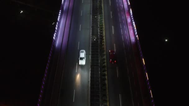 Drone Topdown Vídeo Uma Ponte Noite Iluminado Por Luzes Led — Vídeo de Stock