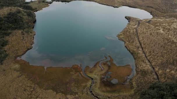 Laguna Escénica Con Montañas Del Bosque Andino Reserva Ecológica Cayambe — Vídeo de stock