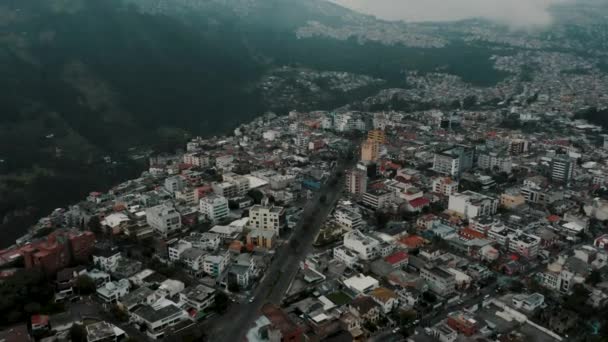 Летающий Над Городом Кито Андских Подножиях Туманной Атмосферой Эквадоре Воздушный — стоковое видео