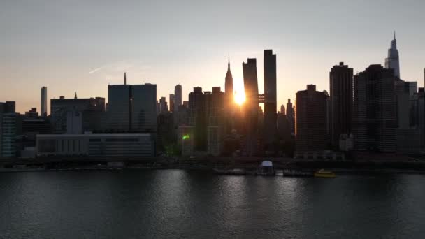 Een Luchtfoto Van Midtown Manhattan Vanaf East River Tijdens Manhattan — Stockvideo