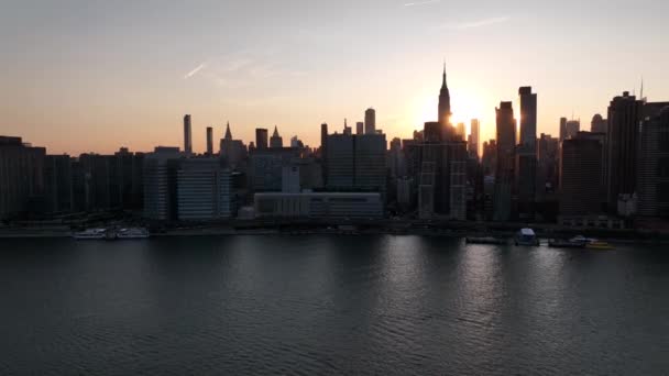 Een Luchtfoto Van Manhattan Vanaf East River Bij Zonsondergang Tijdens — Stockvideo