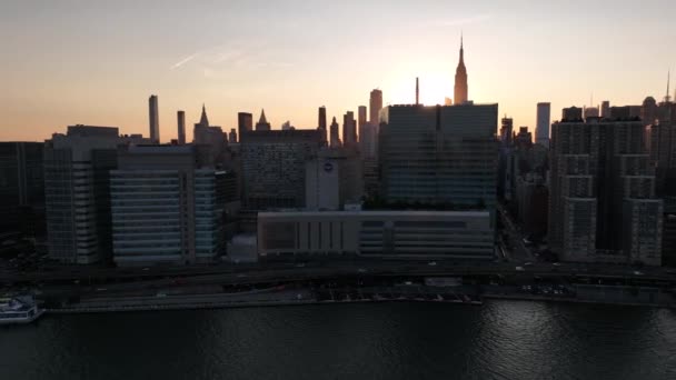 Een Luchtfoto Van Manhattan Vanaf East River Bij Zonsondergang Tijdens — Stockvideo