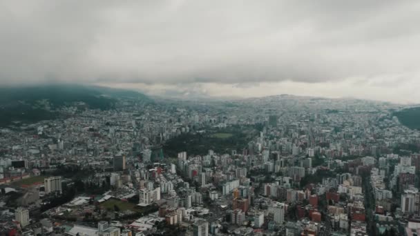 Quito Sűrűn Lakott Városa Ecuadori Felhős Égbolt Alatt Légi Széles — Stock videók