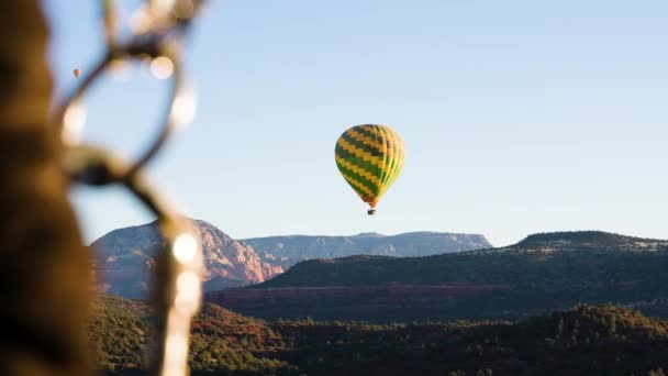 Pohled Jednoho Horkovzdušného Balónu Jiného Plovoucího Obloze Sedona Arizona — Stock video