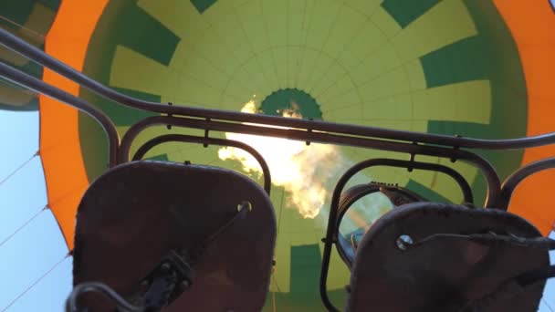 Plamen Plynového Hořáku Ohřívá Vzduch Horkovzdušného Balónu Stoupat — Stock video