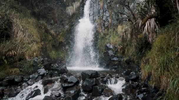 Водопад Сильно Течёт Возвышающейся Скалистой Горы Заповеднике Каямбе Возле Папаллакты — стоковое видео