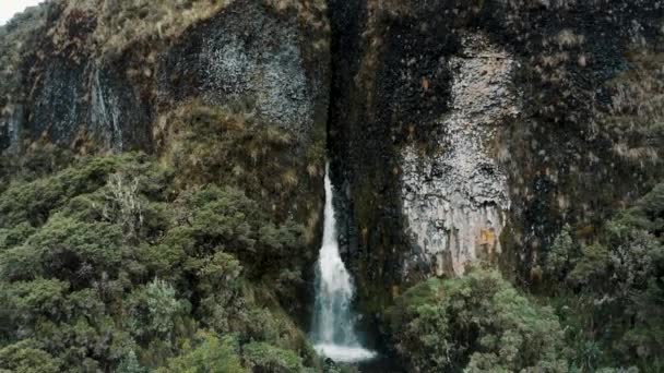 Flyga Iväg Kaskader Flyter Från Vulkaniska Bergen Cayambe Coca National — Stockvideo