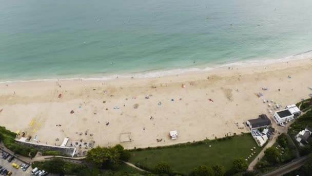 Vue Aérienne Par Drone Baie Ives Avec Des Touristes Pendant — Video