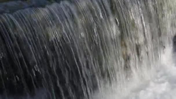 Kristályos Vízesések Stephen Rejtett Völgyében Cornwallban Angliában Közelkép — Stock videók