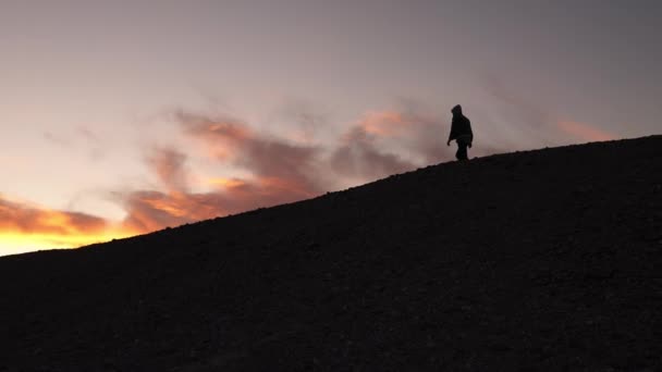 죽음의 계곡을 걸어가고 산등성이에 사람의 실루엣 — 비디오