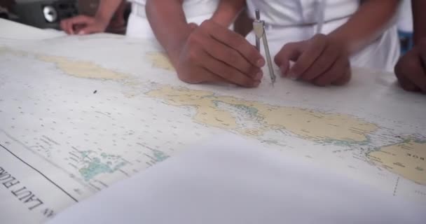 Estudiante Estudio Navegación Carta Del Barco Para Construcción Una Ruta — Vídeo de stock