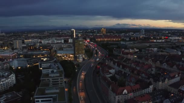 Luftaufnahme Rund Den Mercedes Turm Dramatischer Abend München Kreis Drohnenschuss — Stockvideo