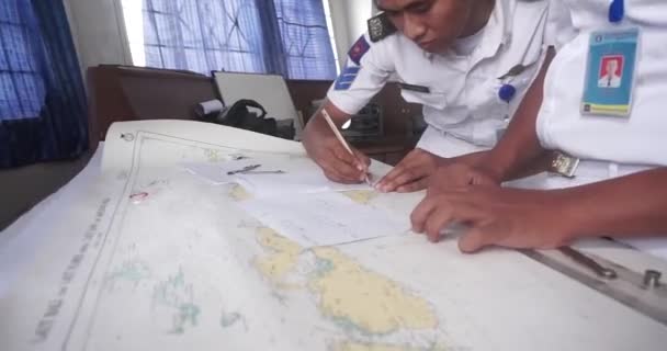 Estudiante Estudio Navegación Carta Del Barco Para Construcción Una Ruta — Vídeo de stock