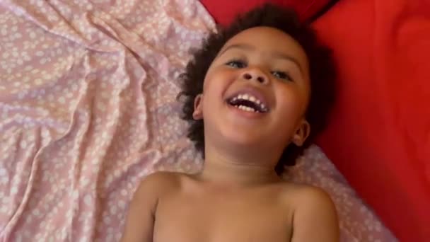 Exotique Adorable Africaine Européenne Deux Ans Enfant Riant Tout Jouant — Video