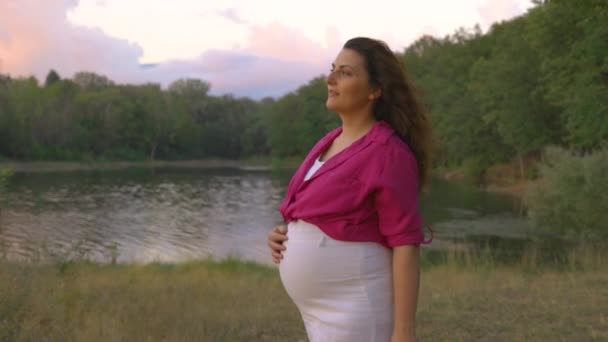 Portrét Těhotné Ženy Očekávaná Matka Chůze Sama Lese Vedle Jezera — Stock video