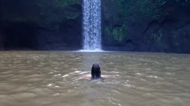 Menina Nadando Sob Uma Cachoeira Natural Bali Indonésia — Vídeo de Stock