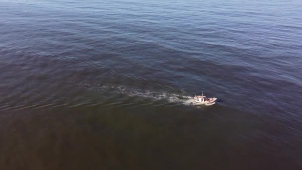 Achterwaartse Drone Vlucht Een Vissersboot Aan Uruguayaanse Kust Atlantische Oceaan — Stockvideo