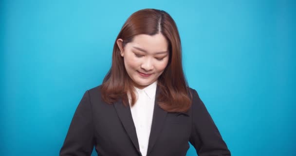 Portret Azjatki Szczęśliwy Uśmiech Businesswoman Robi Aranżowane Czarny Garnitur Odizolowany — Wideo stockowe