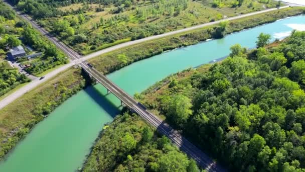 Trem Ferroviário Construído Sobre Rio Cruzando Entre Drone Aéreo Verde — Vídeo de Stock