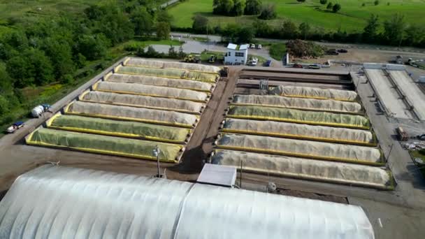 Bedekte Hopen Compost Organische Meststoffen Voor Gebruik Landbouw Antenne — Stockvideo