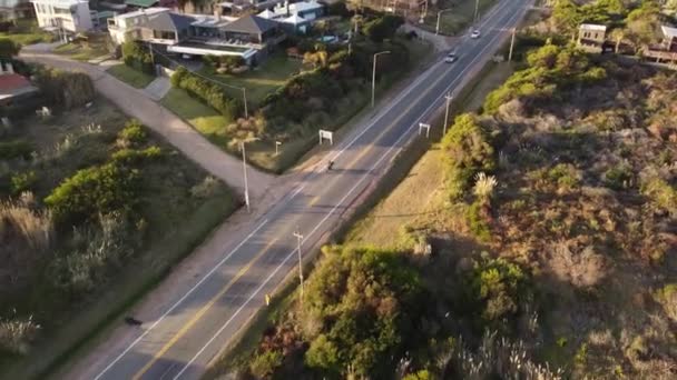 Motorcykel Passerar Vägen Nära Fronten Bredvid Atlanten Vid Solnedgången Uruguay — Stockvideo
