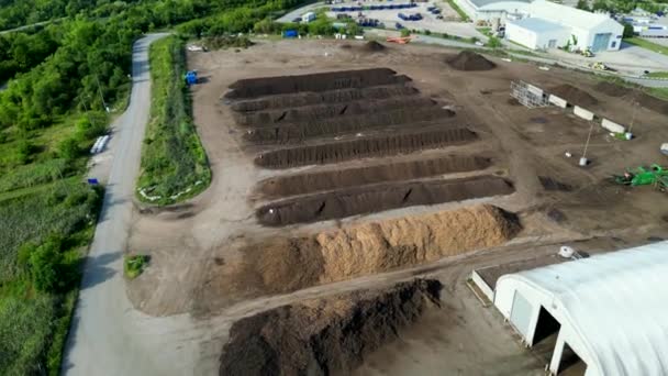 Grandes Montones Compost Listo Como Fertilizante Orgánico Para Los Cultivos — Vídeo de stock