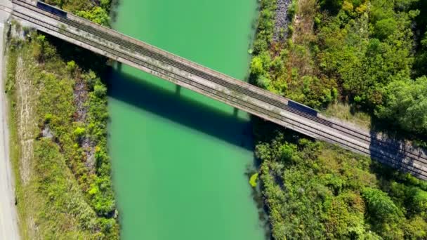 Drone Aéreo Ponte Aérea Trem Que Cruza Rio Que Rodeia — Vídeo de Stock