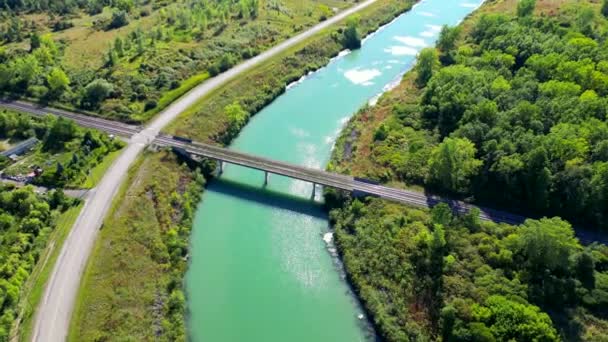 Luftdrohne Fliegt Über Eisenbahnbrücke Kristallines Himmlisches Rive Saftig Grüner Wald — Stockvideo