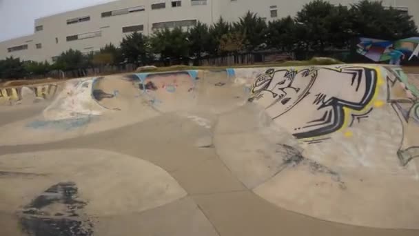 Šťastný Mladý Muž Skateboarding Skate Parku Městě Mladý Muž Natočil — Stock video