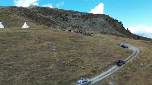 Twee Terreinwagens Rijden Berg Naar Een Kleine Nederzetting Hoog Alpen — Stockvideo
