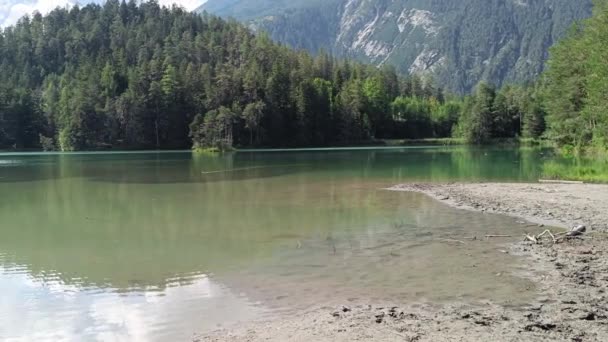 オーストリアのアルプスの美しいターコイズブルーの湖チロル — ストック動画