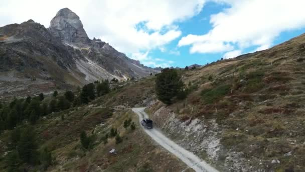 ジープラングラールビコンは アルプスまでの山道を運転しています 道路はほこりだらけで急で スイスの山の中のアルプスまでずっとリードしています — ストック動画