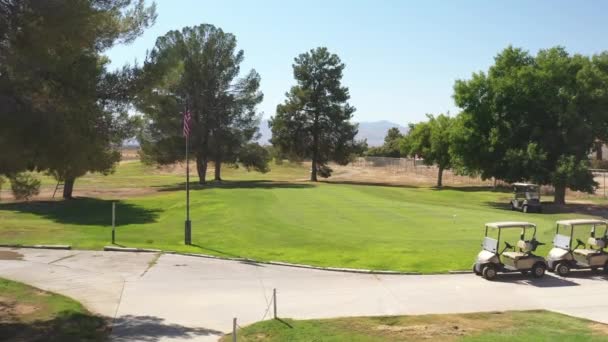 Golf Cart Parcheggiati Lungo Fairway Pratica Mettendo Scheggiando Verde — Video Stock