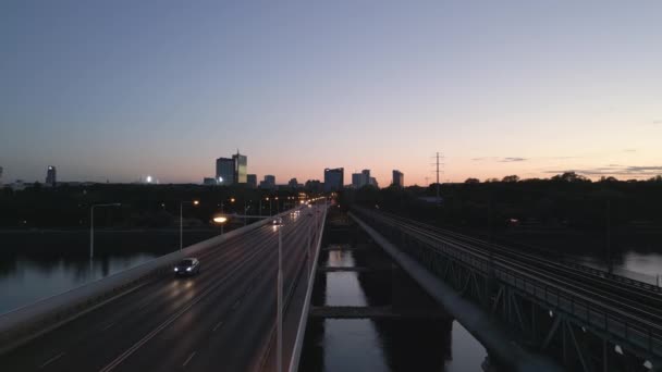 Lot Dronem Tyłu Przez Most Gdański Lekkim Ruchem Świcie Warszawa — Wideo stockowe